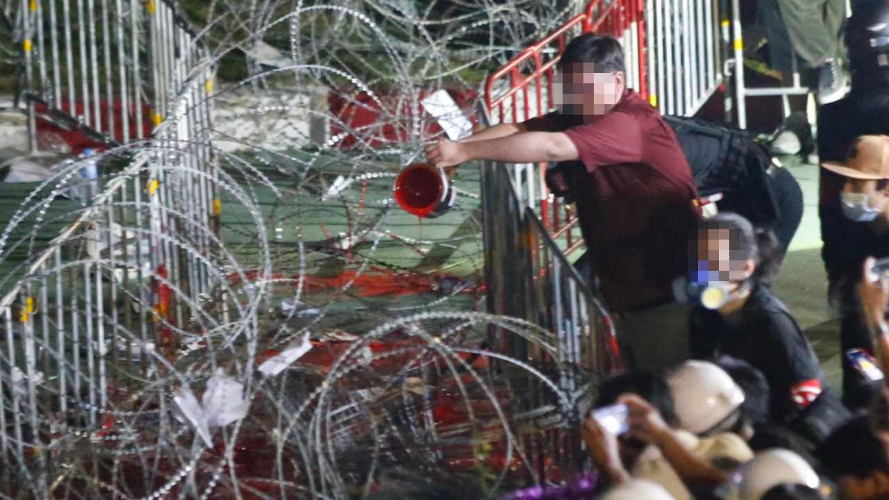 เตรียมดำเนินคดี ม็อบหน้าราบ 11 ปล่อยลมยาง ทุบกระจก พ่นสีรถ