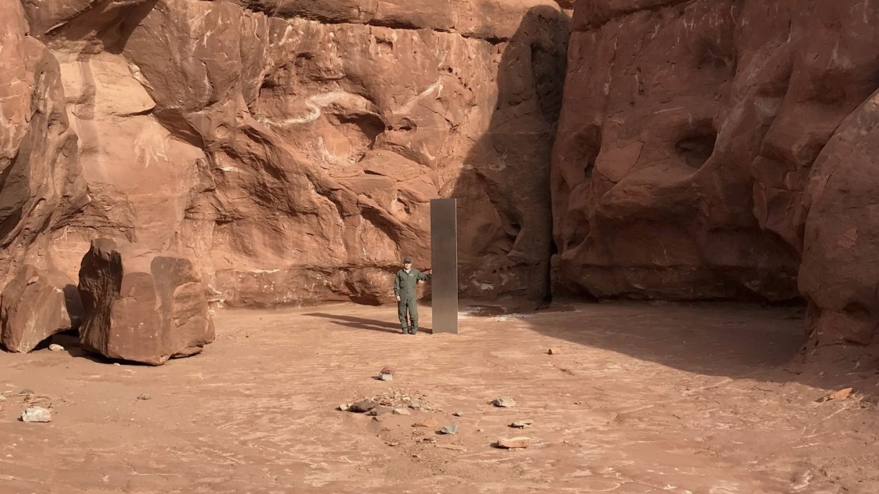 หนุ่มอเมริกันสุดงง ดั้นด้นไปจนพบเสาโลหะปริศนาในยูทาห์ ตื่นเช้ามาหายวับ (คลิป)