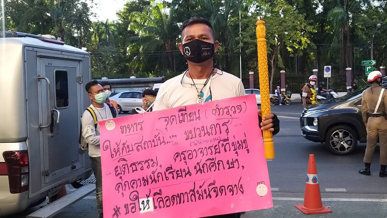 ชาย บุก สน.ลุมพินี จุดเทียน อ้างรับไม่ได้ ตร.นำหมายจับบังคับใช้กับ นร.