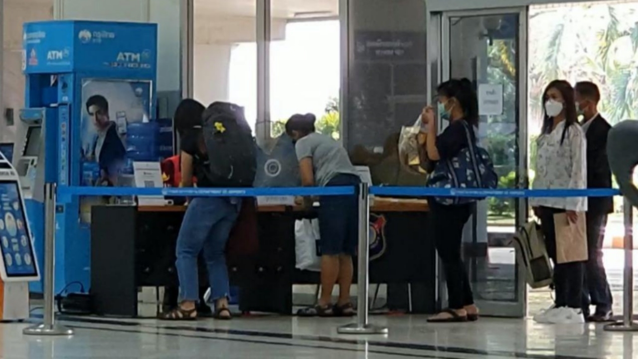 พิษณุโลกตรวจเข้ม สาวพิจิตรติดโควิด ลงเครื่องที่สนามบินก่อนกลับบ้าน