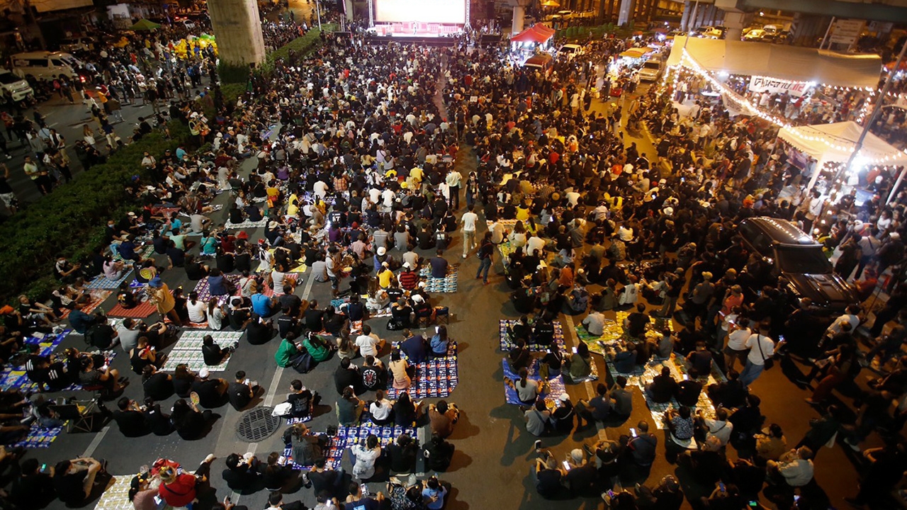 ม็อบราษฎร ปักหลัก 5 แยกลาดพร้าว เรียกร้อง ปชช.ออกมาร่วมแสดงพลัง