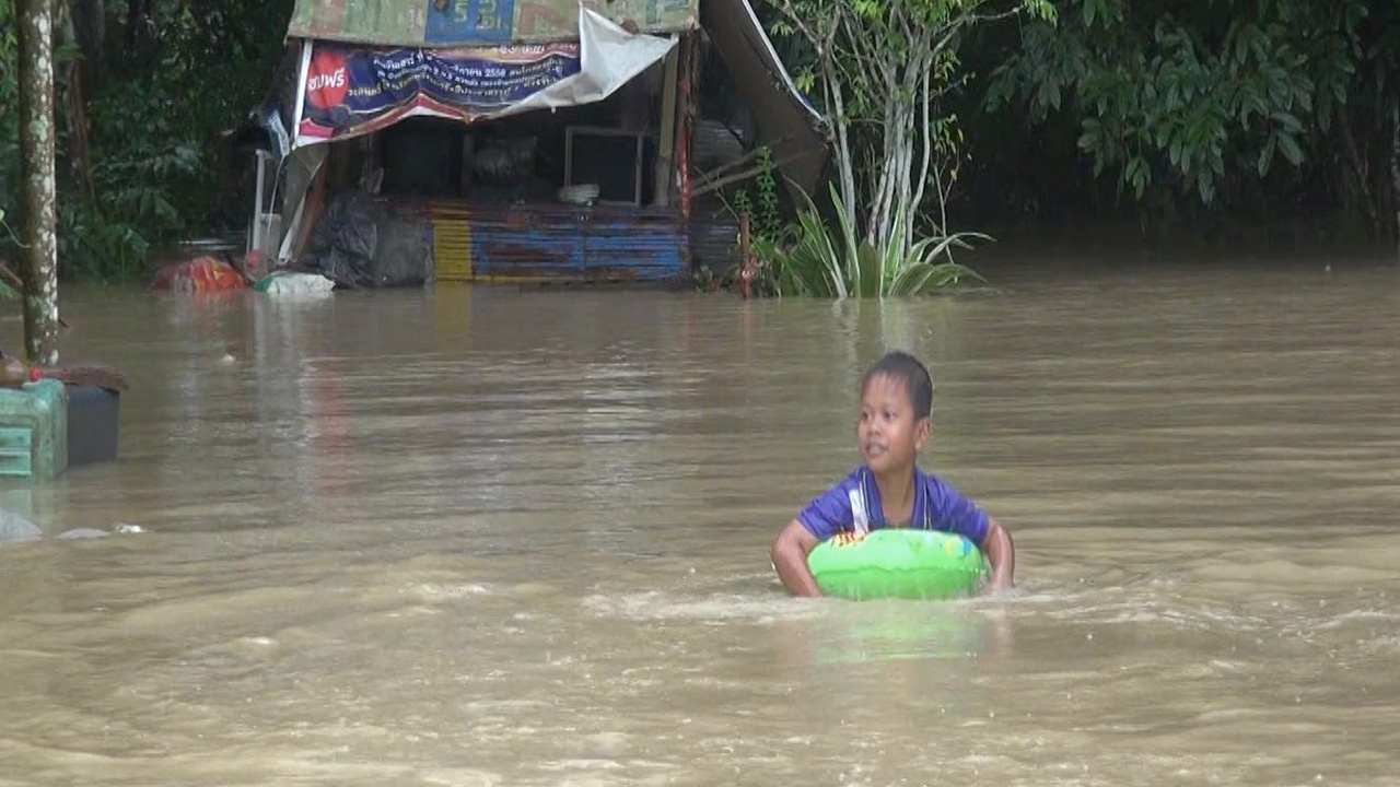 ฝนถล่ม "สงขลา-สตูล" ถูกน้ำป่าหลากซ้ำ ท่วมแล้วหลายอำเภอเป็นวงกว้าง