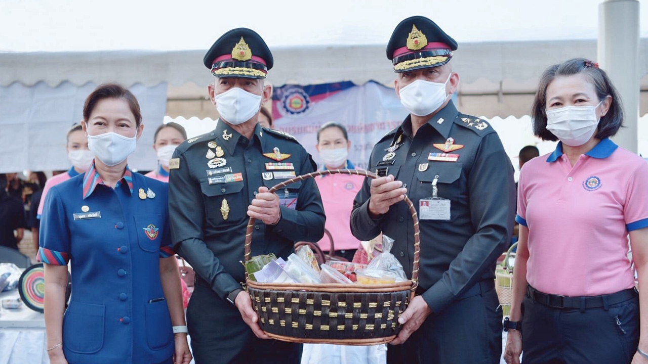 ผบ.นทพ. นำ ผบ.ทสส. เยี่ยมโครงการธงน้ำเงิน ขายสินค้าคุณภาพให้กำลังพล