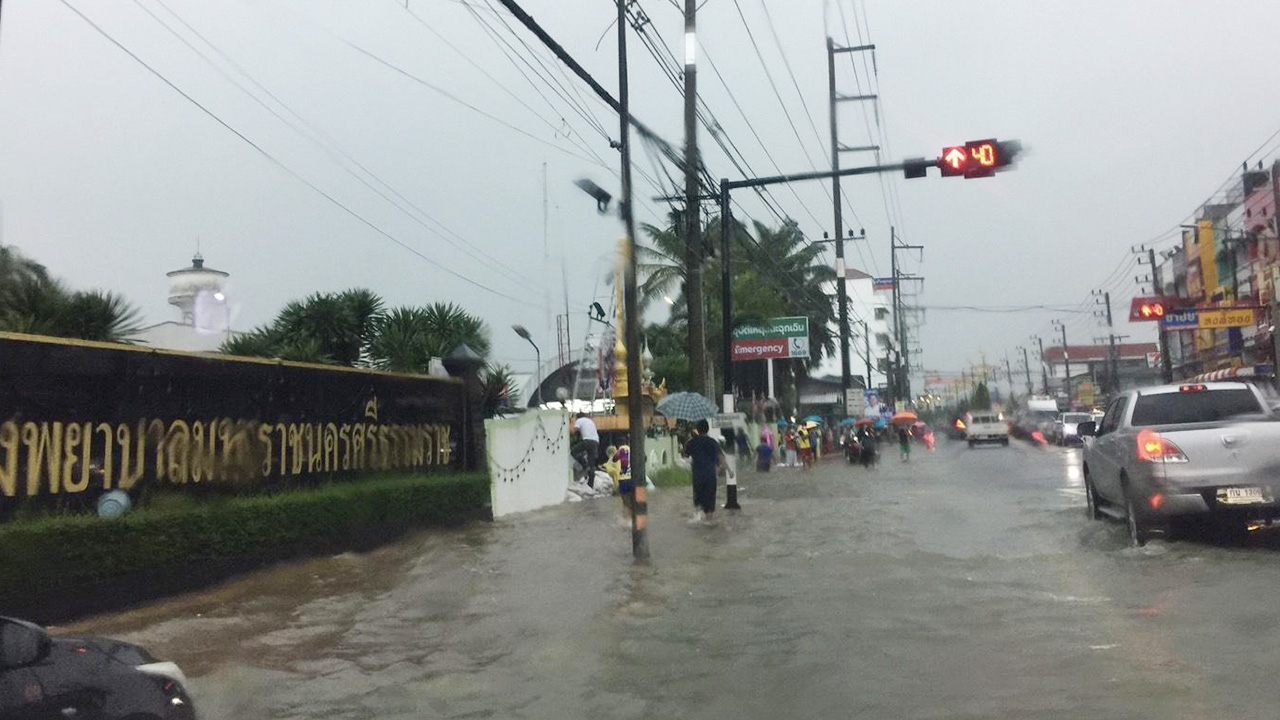 น้ำท่วมนครศรีธรรมราช สนามบินให้บริการปกติ กั้นกระสอบทราย กันน้ำทะลัก รพ.