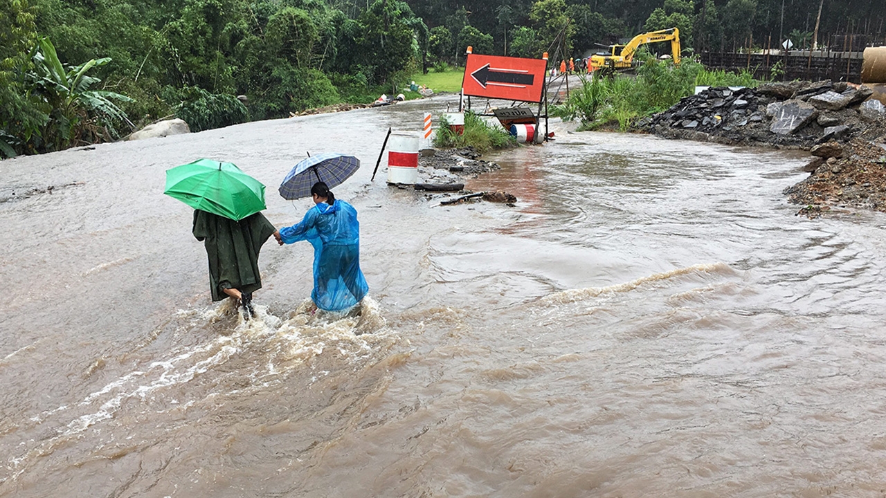 สภาพอากาศวันนี้ "ใต้" อ่วม ฝนถล่มหนัก 12 จว.เสี่ยงจม ทะเลคลื่นลมแรง 