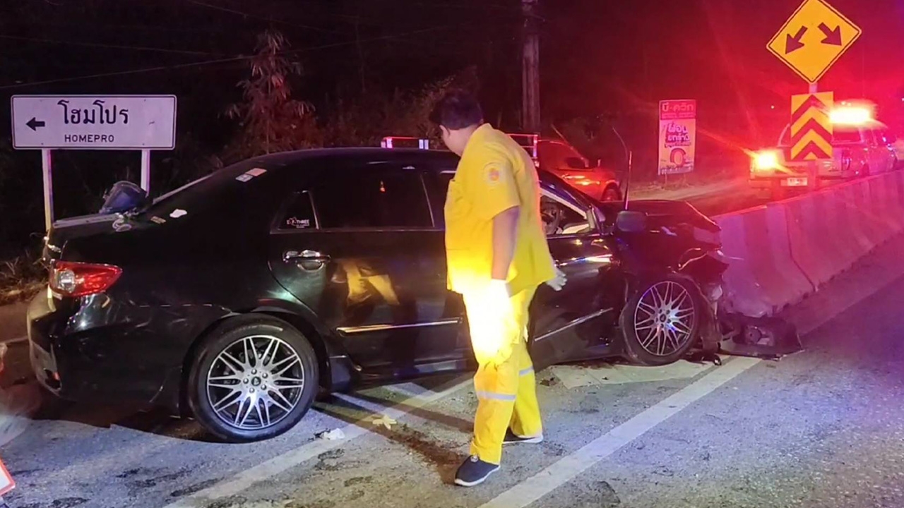 หนุ่มซิ่งเก๋ง ซัดแบริเออร์คอนกรีต อัดร่างคาซาก สุดยื้อดับสลด