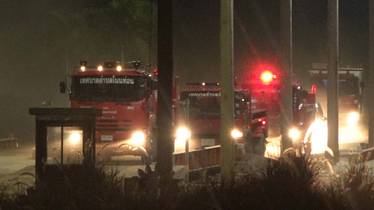 ดับเพลิงวิ่งวุ่นสกัดไฟไหม้ “โรงงานน้ำตาล” ยังประเมินความเสียหายไม่ได้