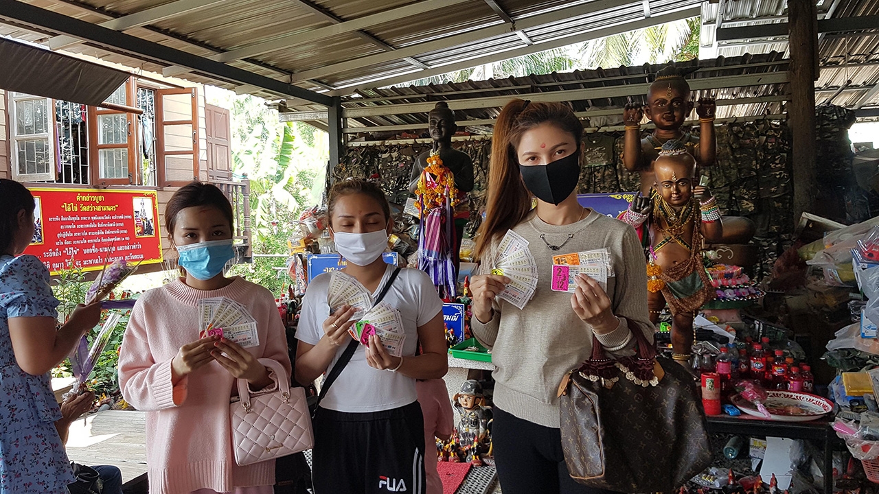3 สาวมาแก้บน "ไอ้ไข่" หลังถูกหวยตรงๆ 63 ใบ ไม่พลาด "เลขเด็ด" งวด 1/12/63