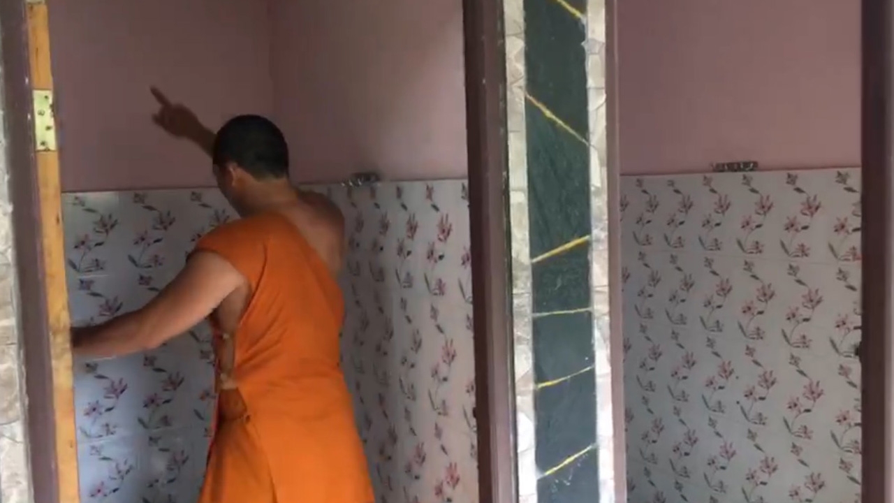 พระวัดดังกระบี่แจ้งตำรวจ ช่วยจับโรคจิต เจาะเพดานถ้ำมองห้องน้ำหญิง