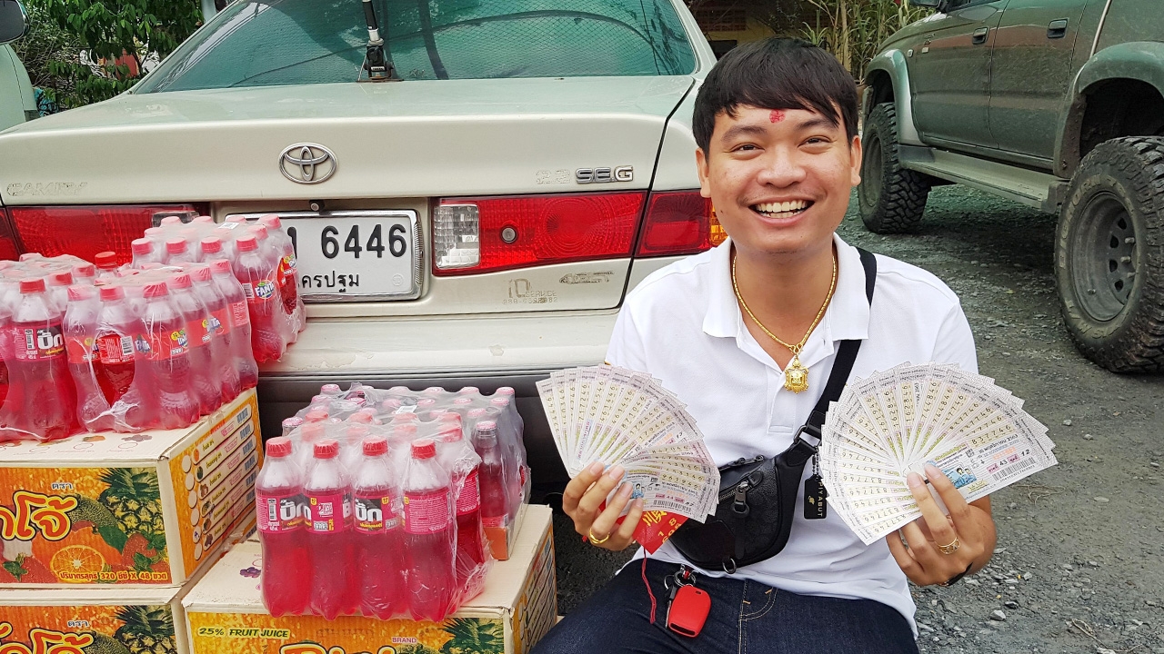 หนุ่มมาทำบุญวัดดัง หลังได้โชคถูกลอตเตอรี่ 35 ใบ แถมได้ "เลขเด็ด" ลุ้นหวยต่อ