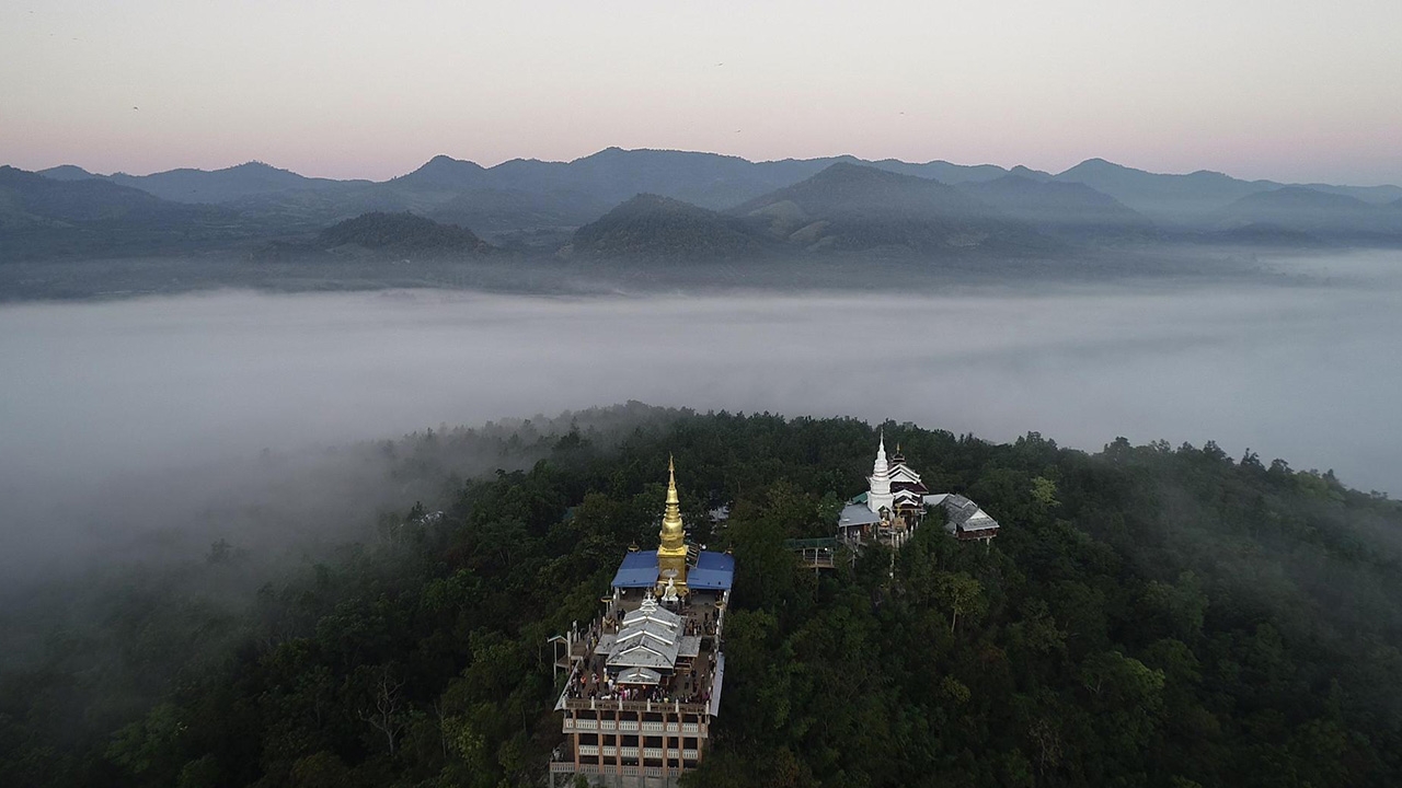 เที่ยวหน้าหนาวที่ลำพูน ไหว้พระชมทะเลหมอก วัดพระพุทธบาทผาหนามเมืองลี้ 