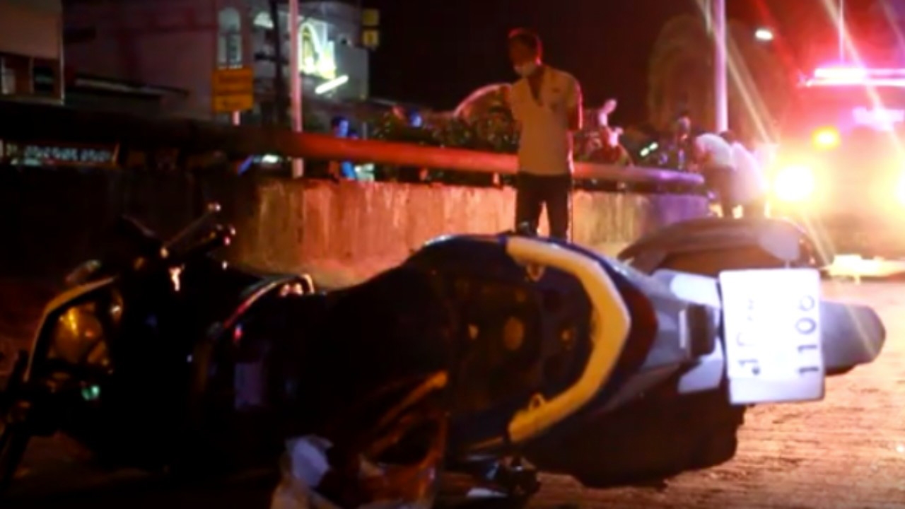 สุดเฮี้ยน! จยย.เหยียบ “ไก่ต้ม” ใส่ถาดไหว้สะพานผีสิง ล้มดับเซ่นอีกศพ