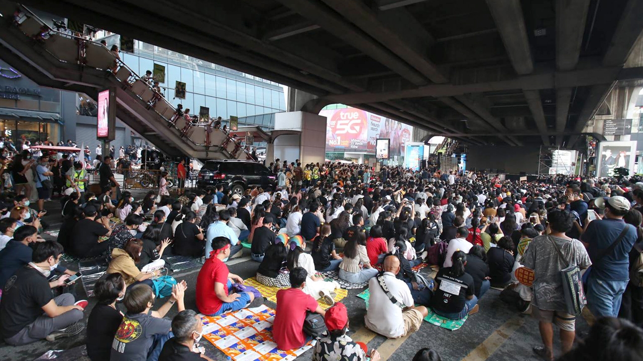เปิดภาพบรรยากาศ "ม็อบนักเรียนเลว" เตรียมปราศรัยกิจกรรม "บ๊ายบายไดโนเสาร์"