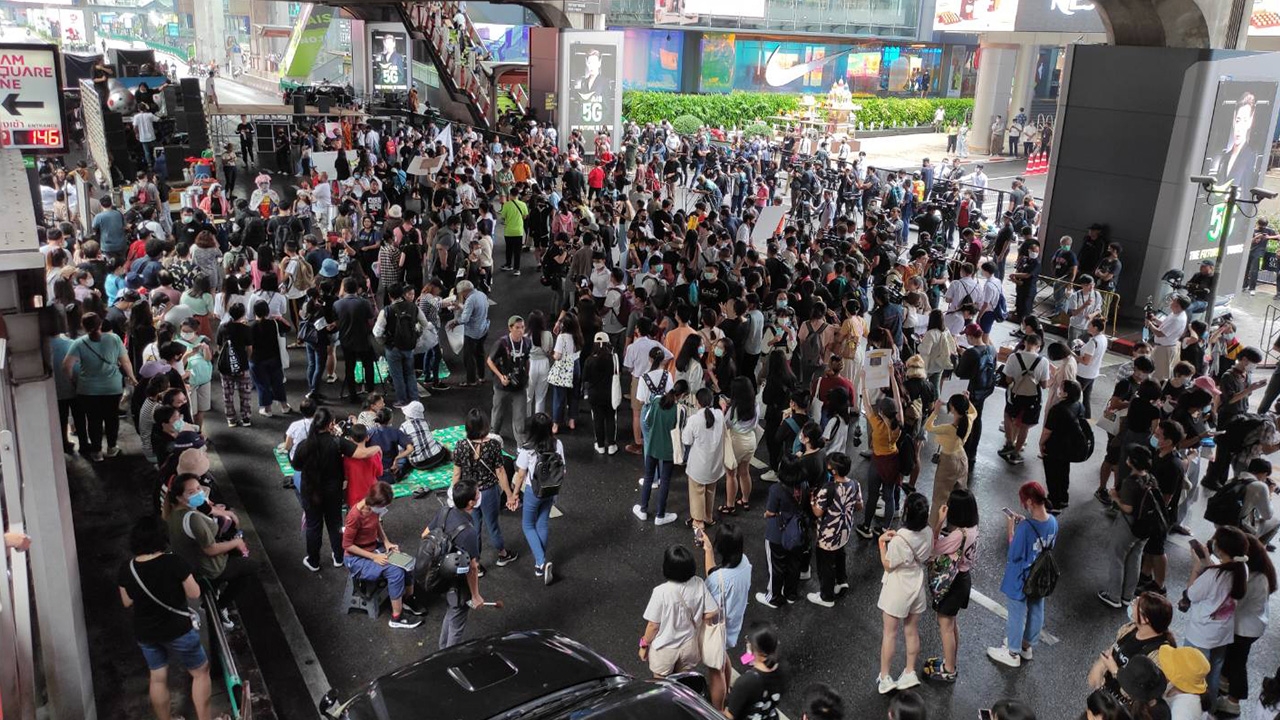ม็อบ 21 พฤศจิกา เรียกมวลชนลงถนน ปิดพื้นที่ใต้บีทีเอสสยาม ตั้งเวทีปราศรัย