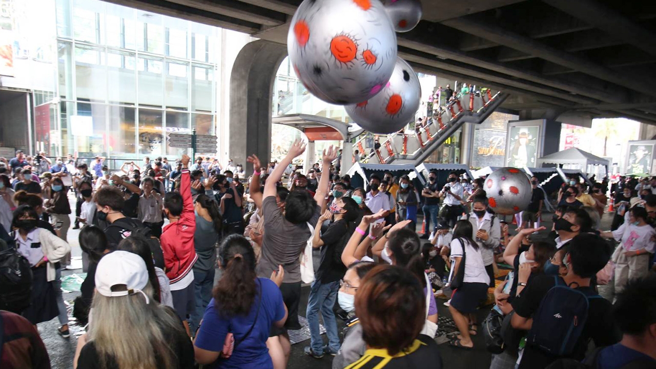 ม็อบนักเรียนเลว ร่วมกันโยนลูกบอลลม "อุกกาบาต" แสดงออกเชิงสัญลักษณ์