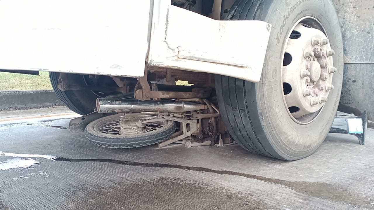 แม่ขี่ จยย.ถูกรถปูนวิ่งทับดับ ลูกสาว 6 ขวบบาดเจ็บ คนขับอ้างมองไม่เห็น