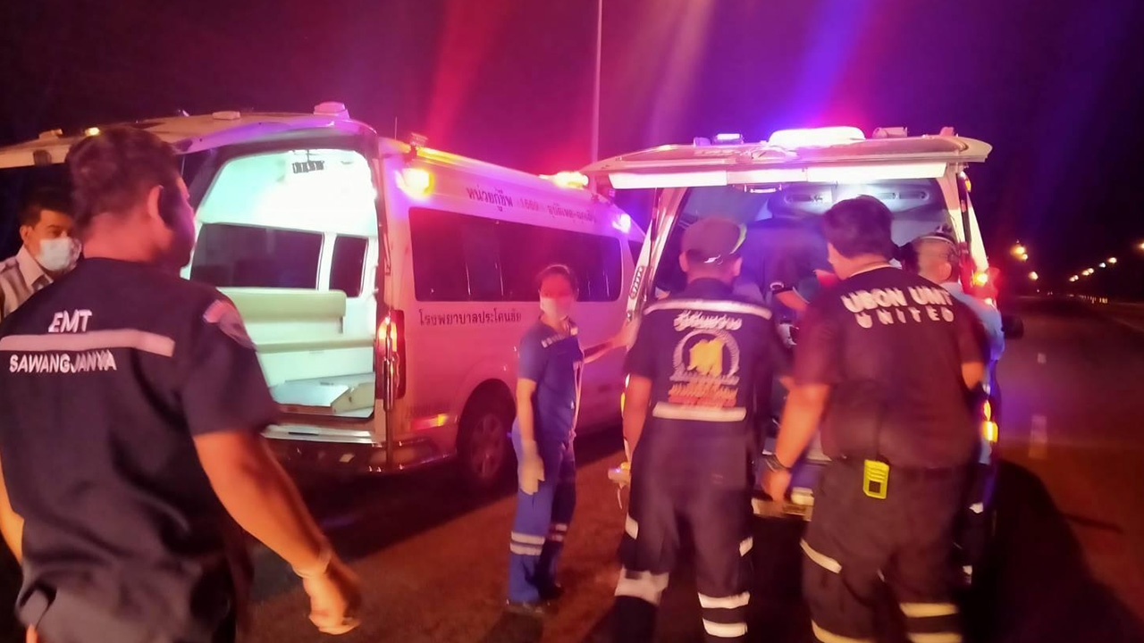 พ่อเฒ่าปาดคอลูกชายสาหัส เพื่อนบ้านไม่ตื่นเต้น เห็นตีกันมา 30 ปีจนชิน