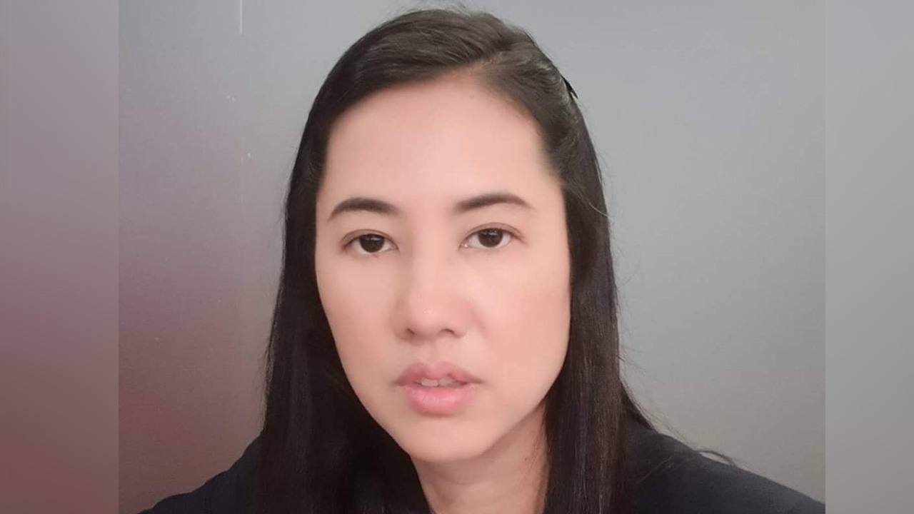 "ปารีณา" รับลูก จ่อแจ้งความตร.สาวสวมชุด นร.ชูป้าย "ถูกครูทำอนาจาร"