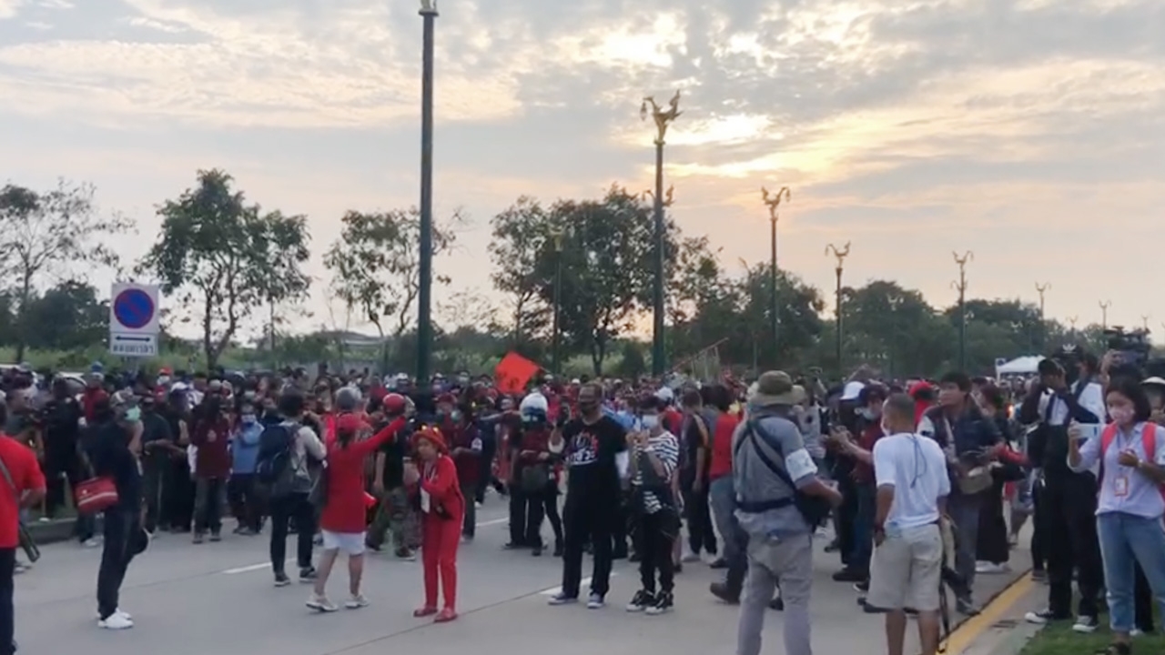 ม็อบถนนอักษะ แห่โลงศพ วางดอกไม้จันทน์ รำลึกถึงคนเสื้อแดงเสียชีวิต ปี 57