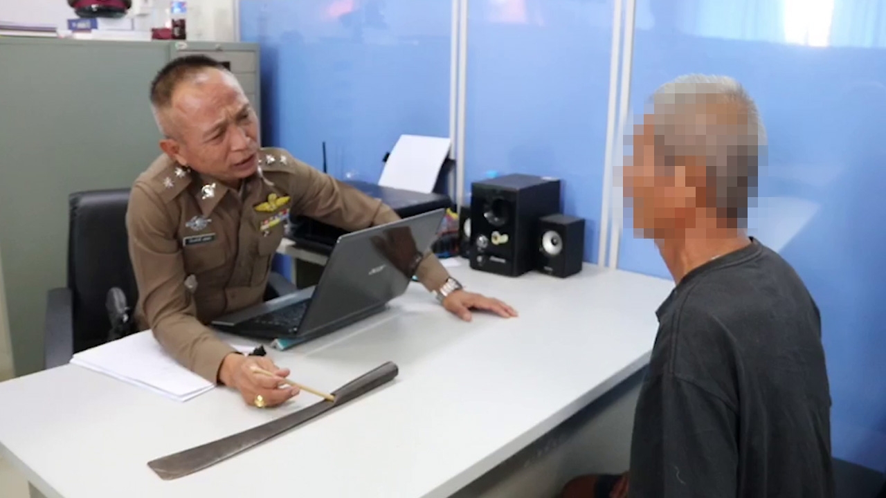 สุดทน ลูกขี้เหล้า ไถเงิน-ทุบตีแม่ นานกว่า 13 ปี พ่อคว้าอีโต้ฟันหัวดับ