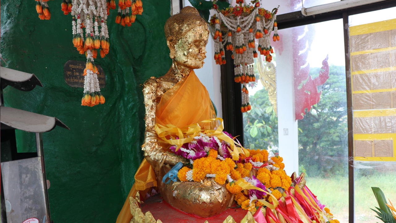 สาวมาแก้บน "หลวงพ่อผอม" หลังสมใจปรารถนา คอหวยไม่ลืมขอ "เลขเด็ด" ลุ้นโชค