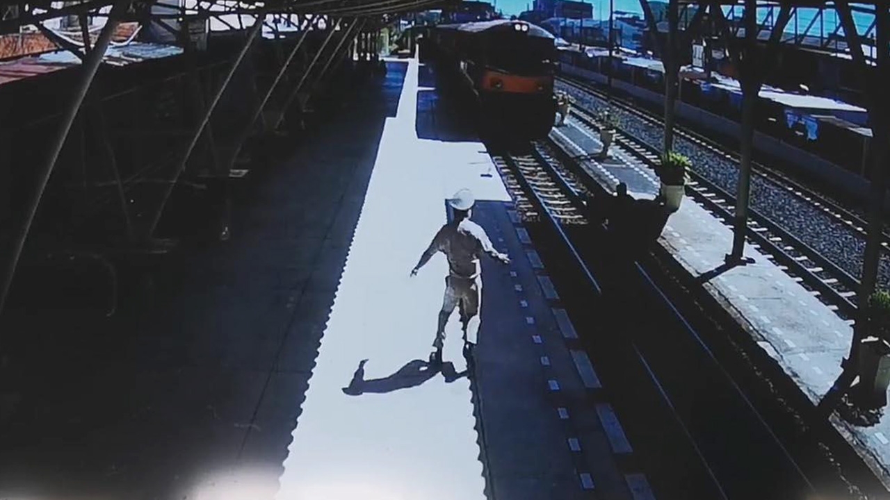 จนท.รถไฟเห็นภาพสยอง พระสงฆ์โดดลงรางให้ม้าเหล็กทับตาย คาสถานีรถไฟศรีสะเกษ