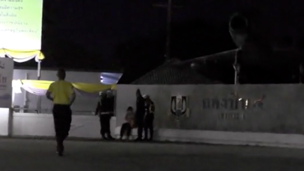 ตะครุบสาวใหญ่ ป่วนขบวนเสด็จฯ จะวิ่งตัดหน้ารถ ตำรวจ ทหารหิ้วสอบวุ่น