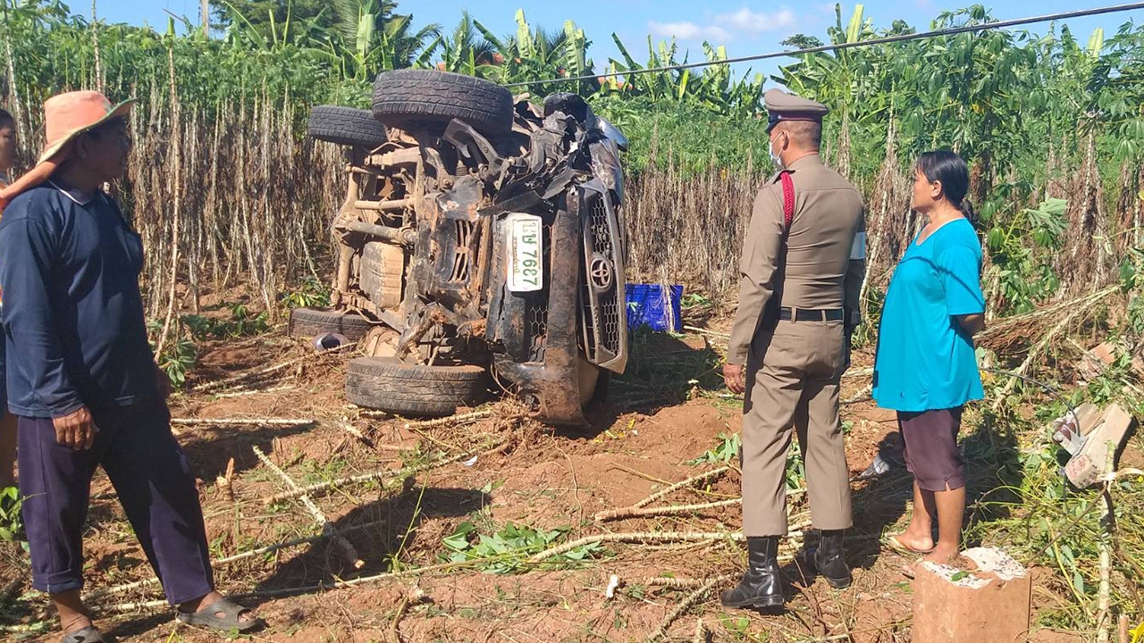 กระบะสาวด่านขุนทด ชน จยย.ลุงขี่เลี้ยวตัดหน้ากระเด็นคนละทางตาย 1 สาหัส 1