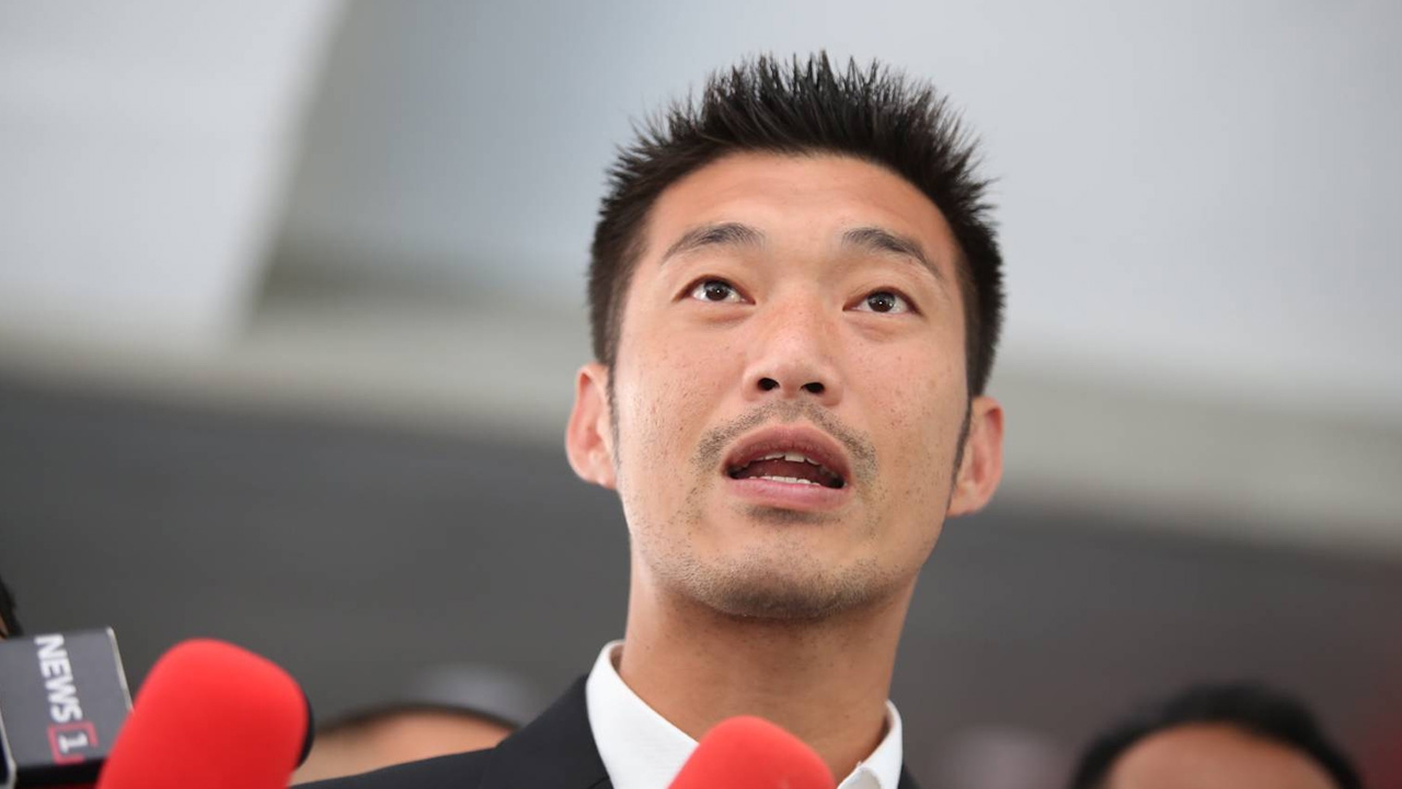 "ธนาธร" รายงานตัวคดีถือหุ้นสื่อ เสื้อเหลืองชูป้าย เปิดเพลง หนักแผ่นดิน