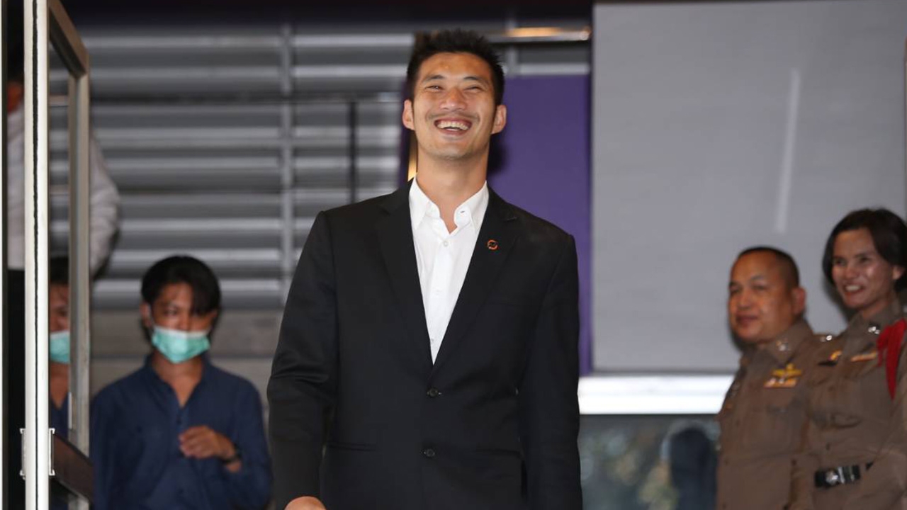 “ธนาธร” ปฏิเสธตลอดข้อกล่าวหา ตร.นัดส่งสำนวนสั่งฟ้องคดีถือหุ้นสื่อ 9 ธ.ค.