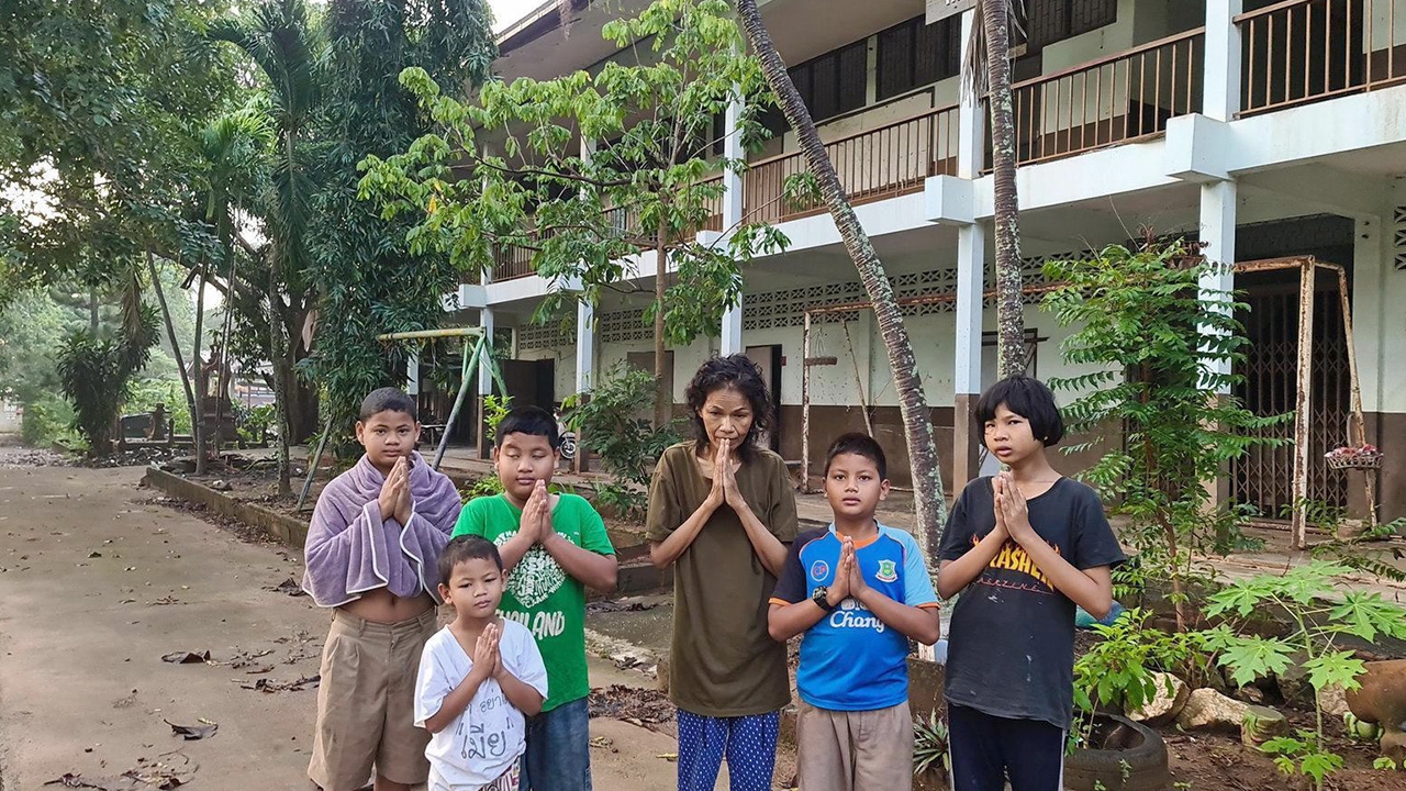 วอนช่วยเหลือครอบครัว 5 หนูน้อย ไร้บ้านอาศัย ร.ร.ร้างที่ชลบุรี ซุกหัวนอน