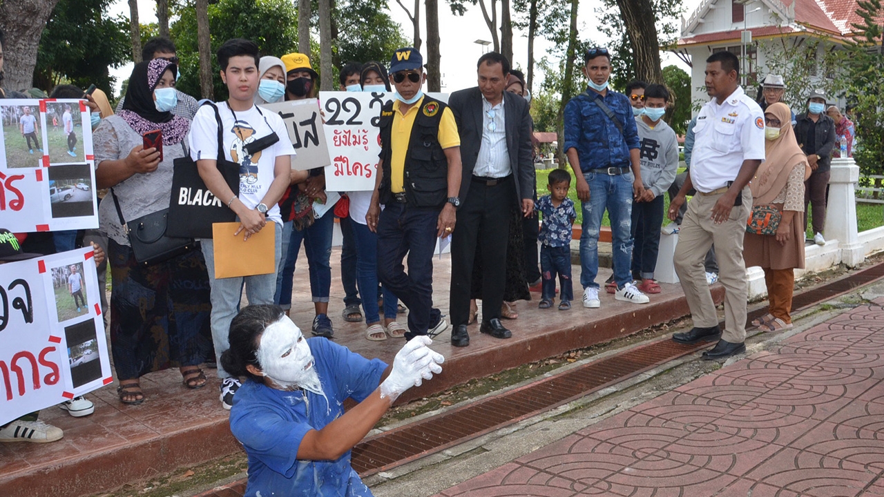 ญาติ "บังบัส" เหยื่อวิสามัญ บุกศาลากลาง ร้องผู้ว่าฯ ยื่นฟ้อง 13 ตำรวจ 