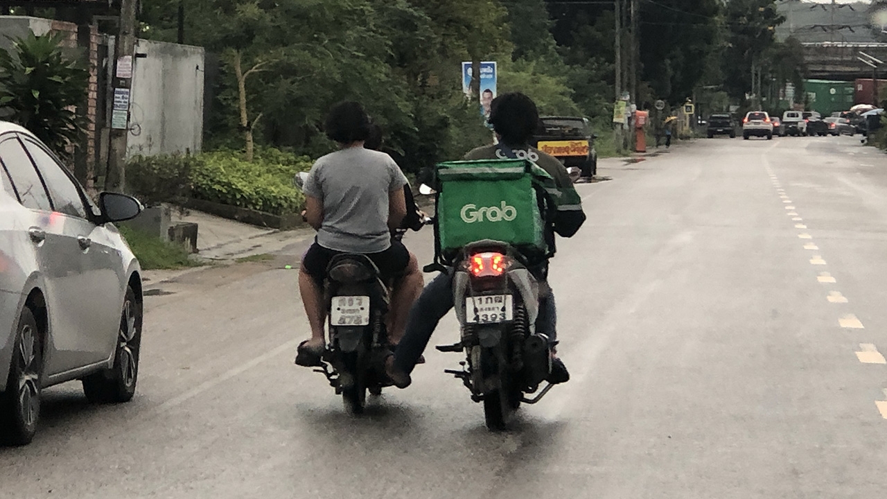 Một hành động nhỏ nhưng vô cùng ý nghĩa: Một người đi xe máy tốt bụng đã giúp đẩy một người mẹ và đứa con trên chiếc xe máy hết xăng ra đến tận đường chính.