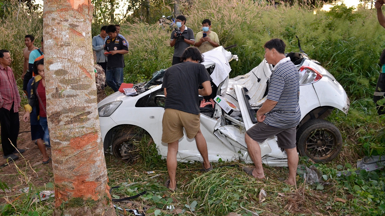 กู้ภัยตราดงัดร่างช่วยคนติดคาซากเก๋งแหกโค้งฟาดต้นไม้ยับ บาดเจ็บ 2 ราย