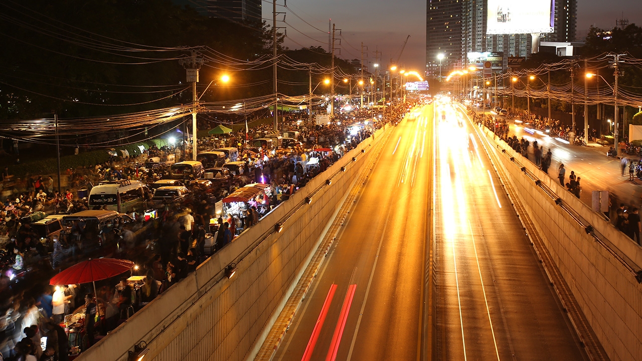 "ส.ศิวรักษ์" ร่วมชุมนุม ปราศรัยตำหนินายกฯ ดำเนินคดี ม.112 กับแกนนำ