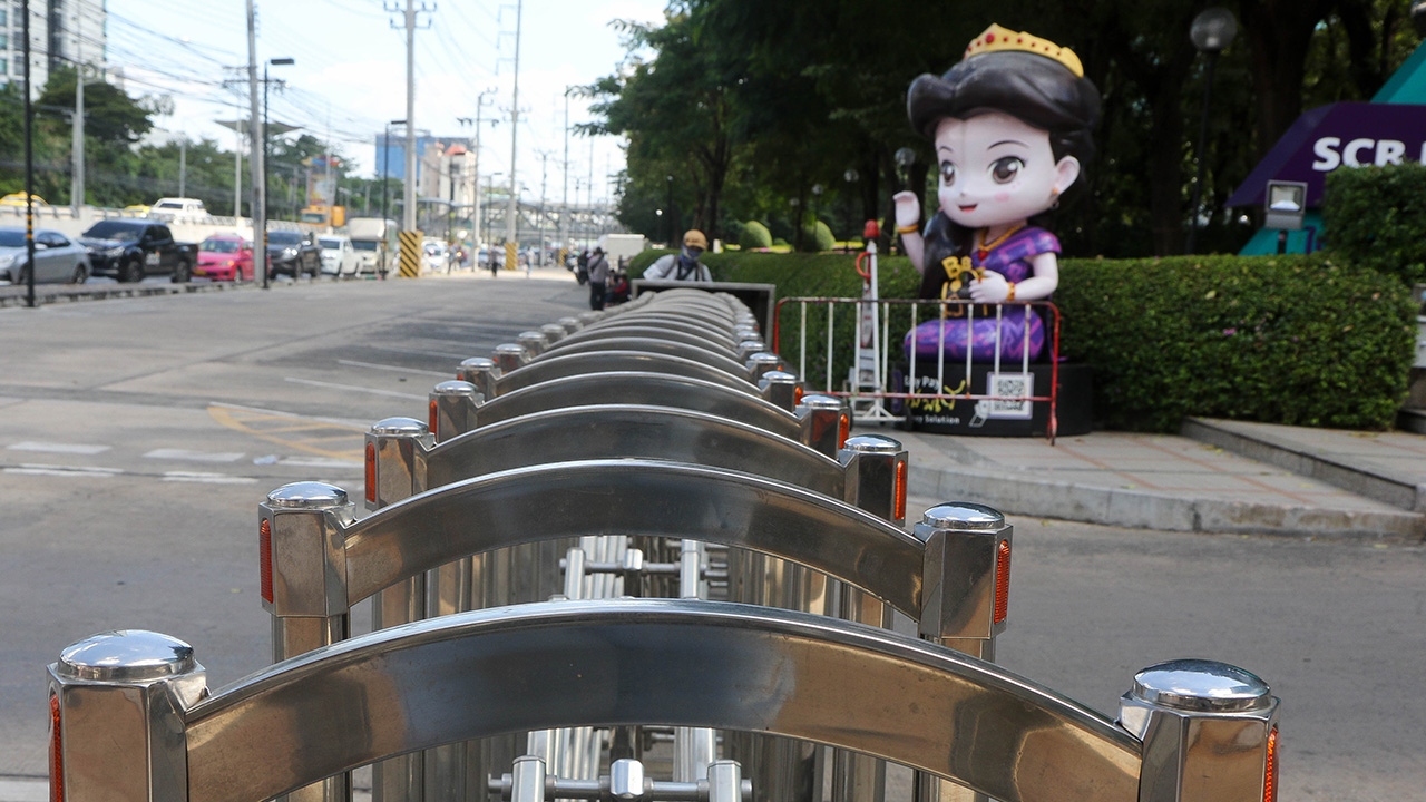 ประมวลภาพ SCB สำนักงานใหญ่ ปิดทางเข้า-มวลชนทยอยเข้าพื้นที่ ม็อบ 25 พฤศจิกา