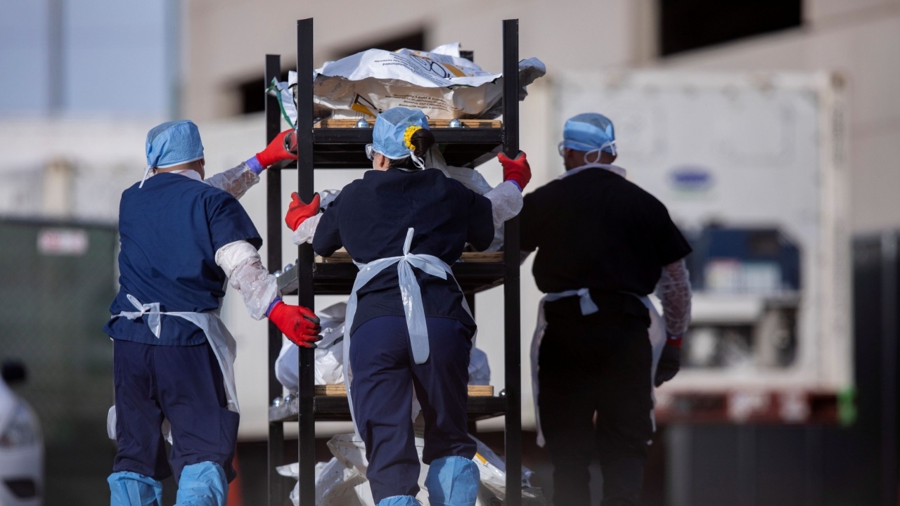 เศร้า จนท.สหรัฐฯย้ายเหยื่อโควิดมาห้องเก็บศพ ติดเชื้อเฉลี่ยวันละ 1.7 แสน