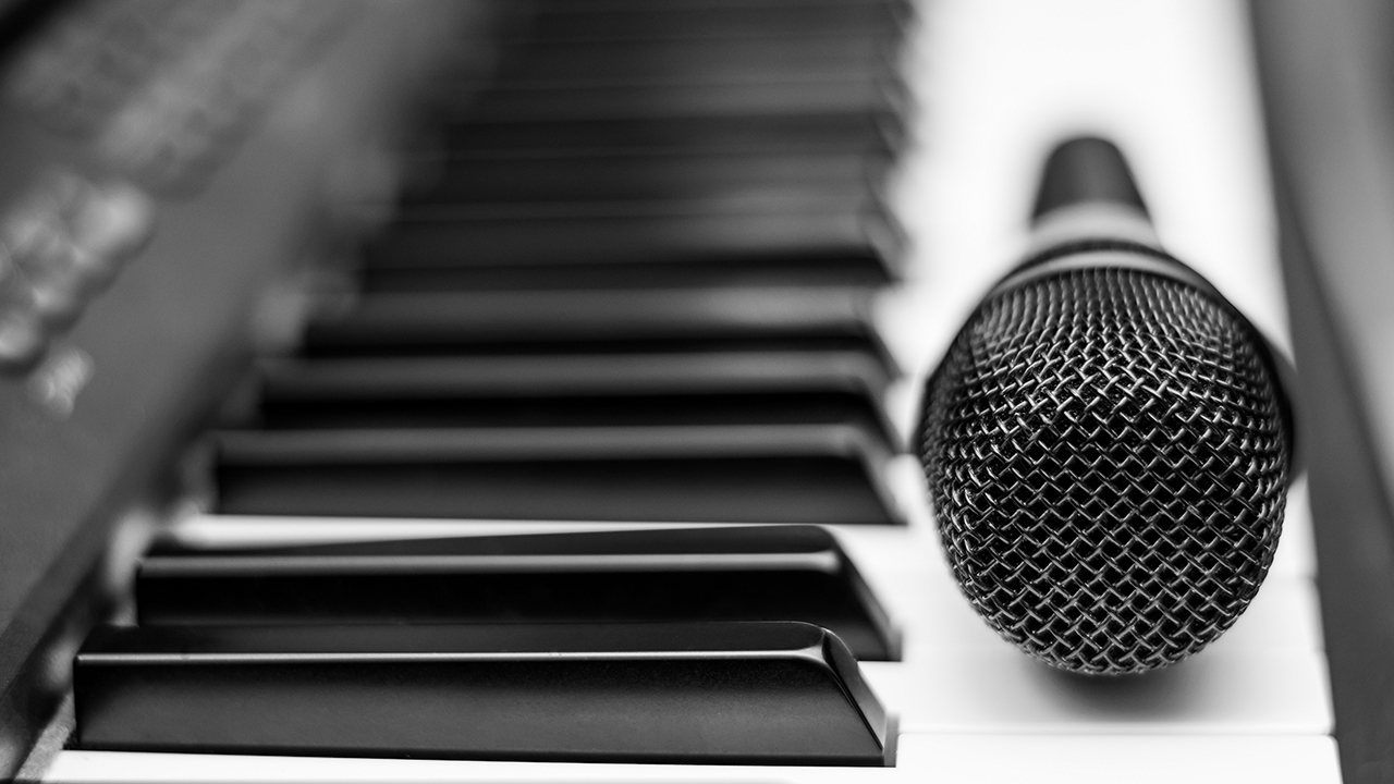 ฟังรัสเซียเล่นเปียโนและร้องเพลง