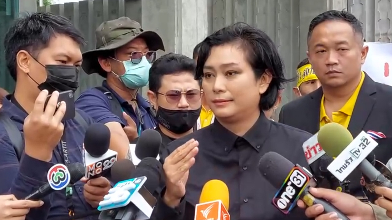 "อุ๊" หฤทัย บุกสภา เผย 3 เหตุผล ยื่นหนังสือ ค้านแก้ไขรัฐธรรมนูญ 