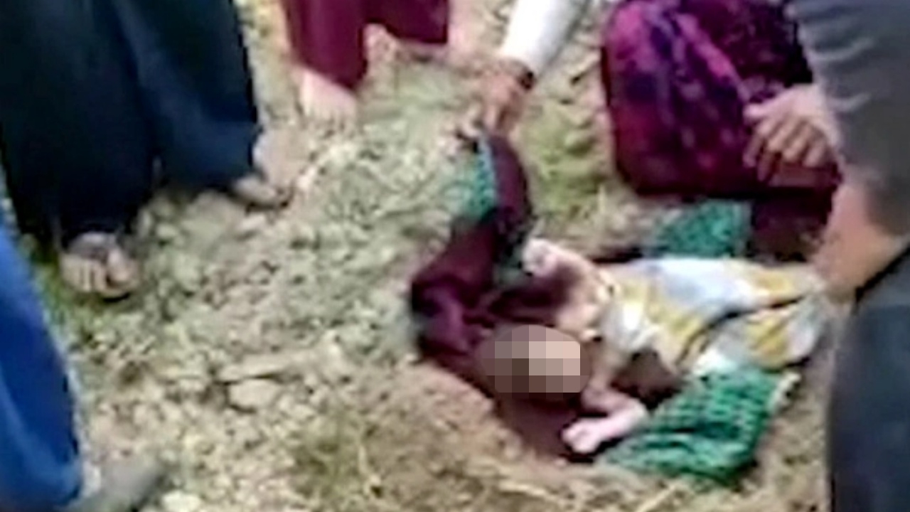 ช็อก ทารกถูกฝังทั้งเป็นในอินเดีย  ชาวบ้านรีบช่วยชีวิต ยังมีลมหายใจ