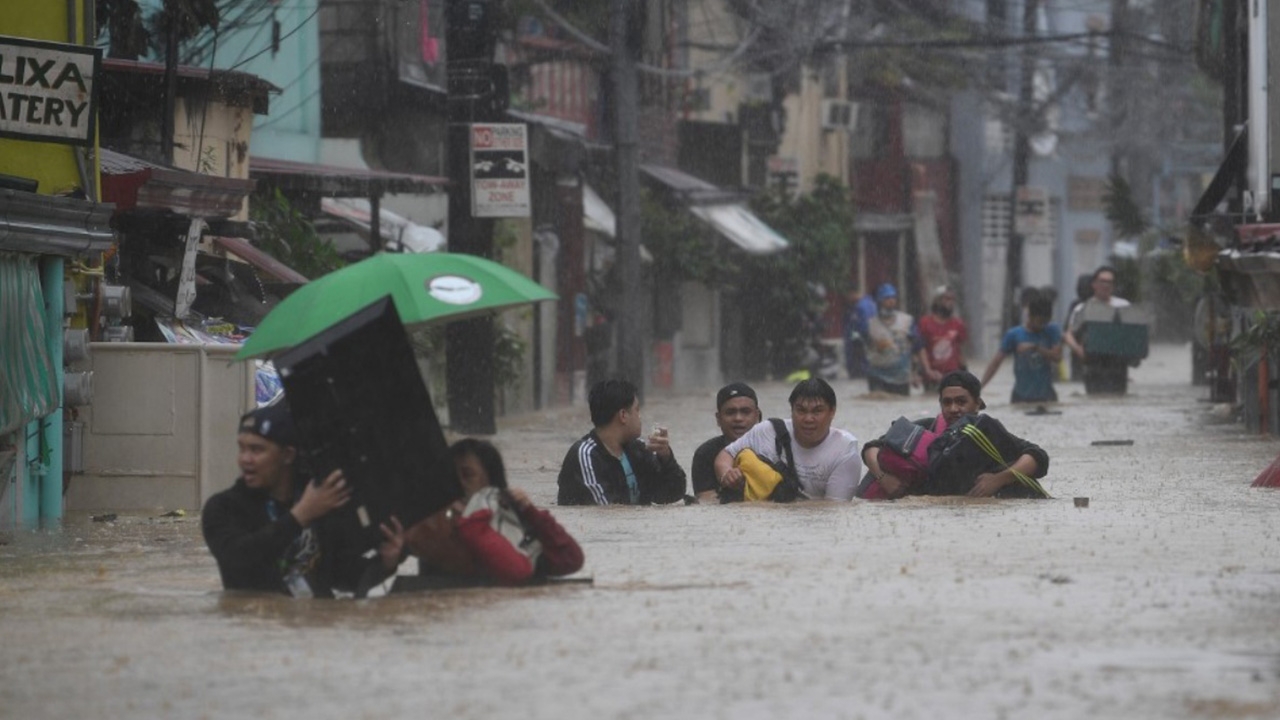 มะนิลาจุก "หว่ามก๋อ" ทำฝนตกหนัก แม่น้ำล้นตลิ่งท่วมเมือง