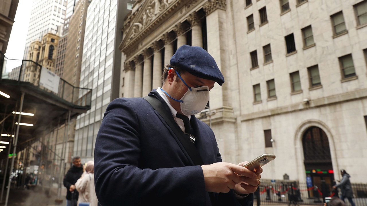 โควิดทำพิษฉุดหุ้นสหรัฐฯ ปิดลบ ดาวโจนส์ร่วง 317 จุด น้ำมันลง-ทองบวก