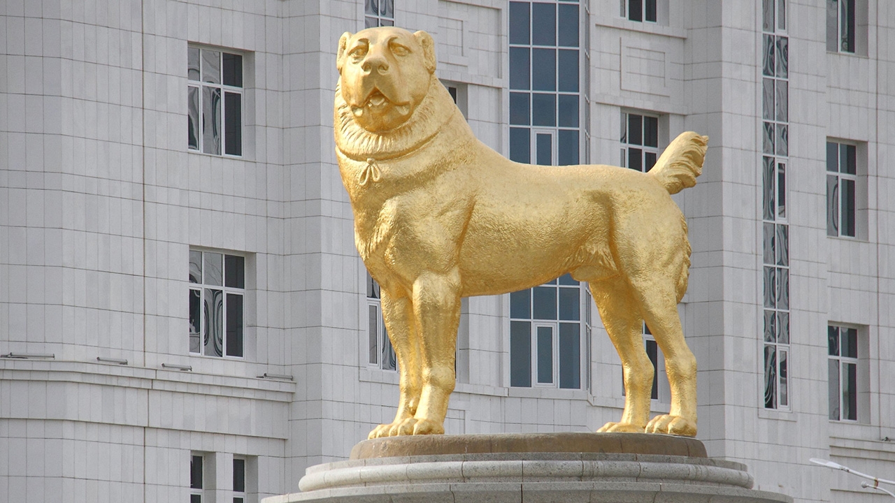 อึ้ง ผู้นำเติร์กเมนิสถานเปิดตัว รูปปั้นสุนัขทองคำยักษ์ กลางเมืองหลวง