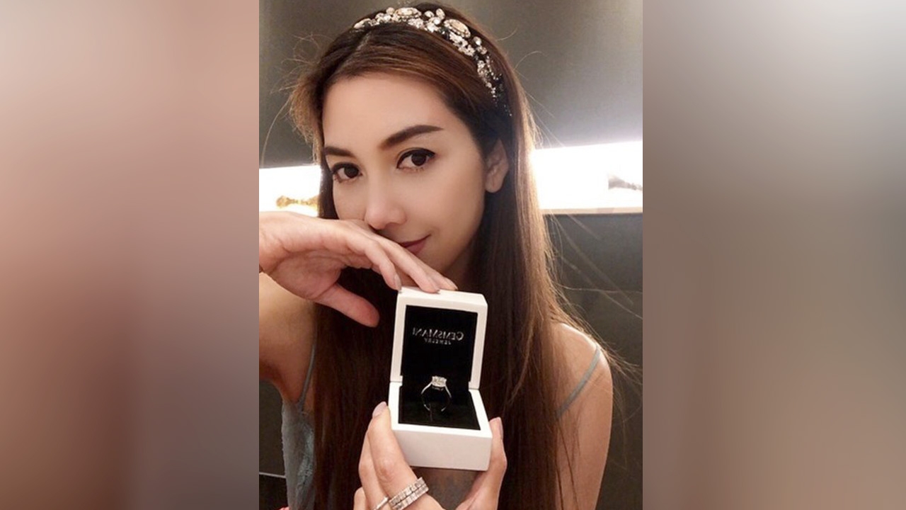 วุ้นเส้น โพสต์ภาพโชว์แหวนเพชรเม็ดงาม เพื่อนรีบคอมเมนต์ถามใครให้