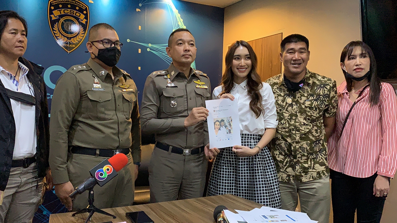 "สมรักษ์" พา "เบส" ลูกสาวแจ้ง ปอท. ถูกหาว่าเป็นสาวในคลิปโป๊ Pornhub