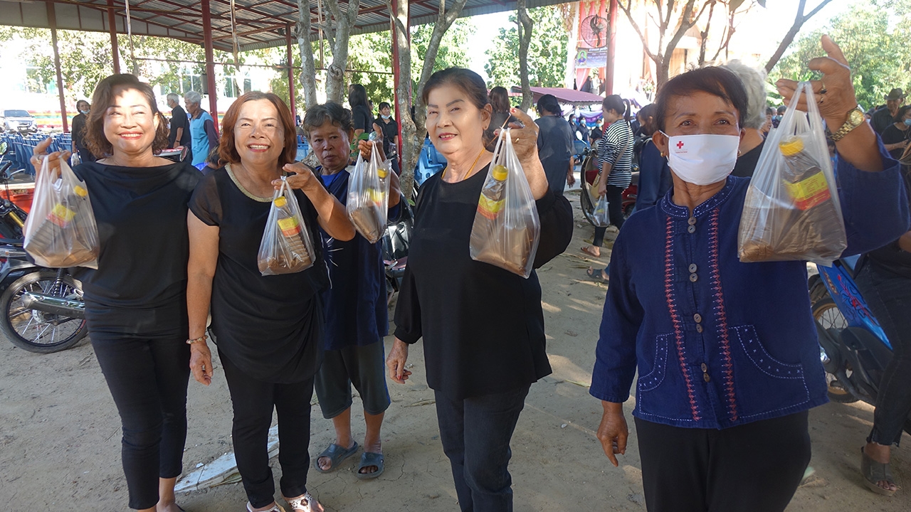 ของที่ระลึกงานศพคุณยาย 77 ปี เจ้าภาพแจกปลาร้าพันชุด หวังช่วยลดค่าครองชีพ
