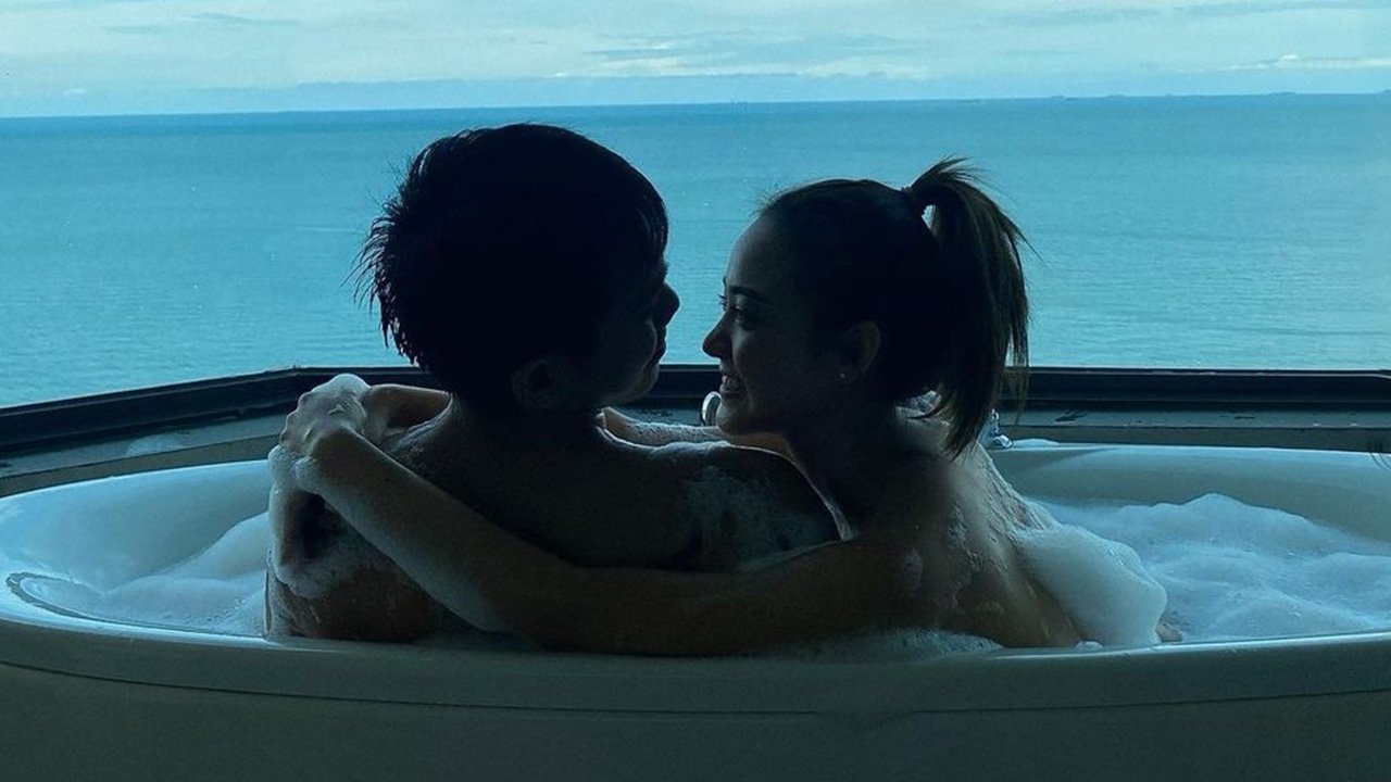 เผยโมเมนต์หวิวๆ อาร์-เอื้อย ลงอ่างจากุซซี่ ท่ามกลางท้องฟ้ากับทะเลสวยๆ