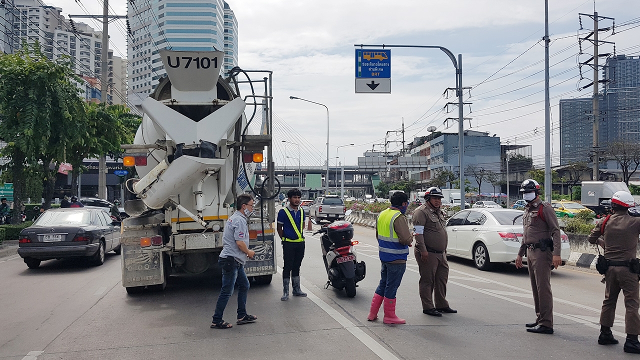 จยย.สะดุด มุดท้องรถโม่ ถูกเหยียบหัวแบะ ตายสยองคาหมวกกันน็อก