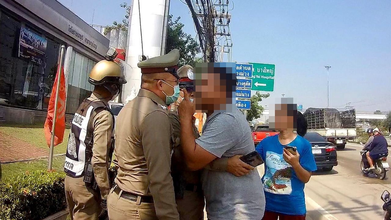 แจ้งจับหนุ่มกร่าง ชนท้ายพ่วงข้าง ชักปืนข่มขู่ ตำรวจห้าม ฉุนด่า-ท้าทาย