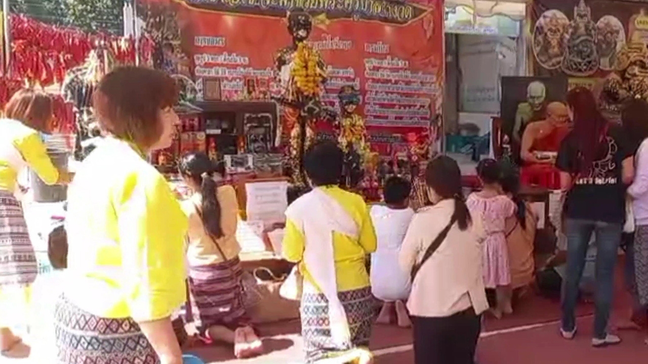 คอหวยฮือฮา สาวมาขอโชค "ไอ้ไข่" สั่นเป็นเจ้าเข้า รีบยื่นปากกาให้เขียนเลขเด็ด